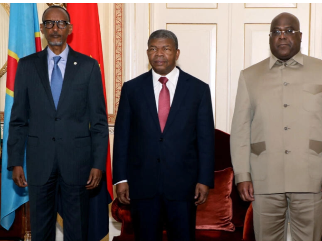 Les présidents rwandais Paul Kagame, angolais João Lourenço et congolais Félix Tshisekedi lors d'un précédent sommet tripartite à Luanda, le 6 juillet 2022, autour des tensions à l'est de la RDC AFP - JORGE NSIMBA
