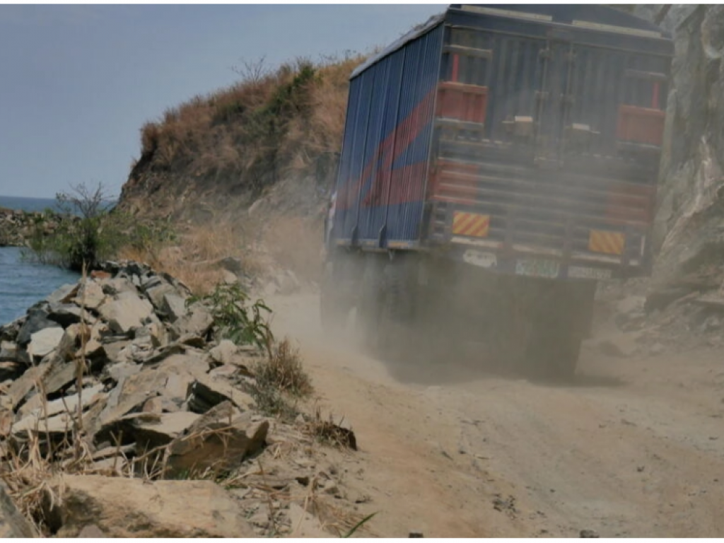 Depuis la réhabilitation de la route entre Uvira et Baraka, les camions passent sans s'arrêter mais ont des difficultés en cas de pluie. © RFI/Coralie Pierret