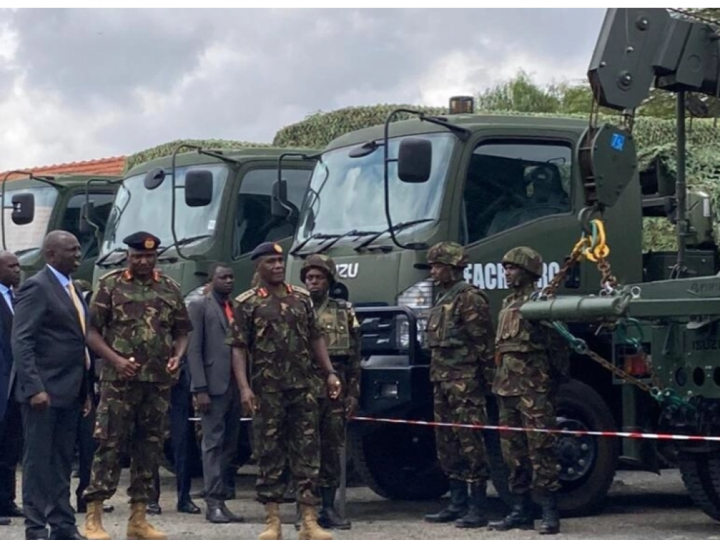Le président William Ruto auprès des forces armées kényanes, le 2 novembre 2022. © Florence Morice / RFI