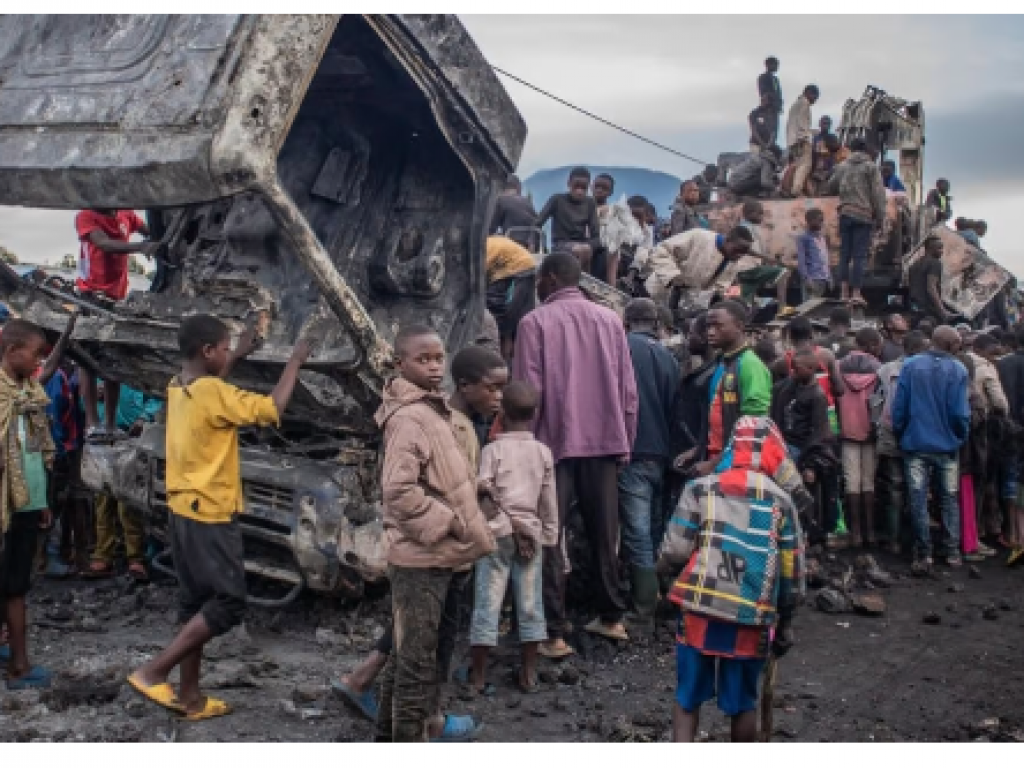 Un véhicule des Nations unies détruit par la foule en colère, à Kanyaruchinya, sur le territoire de Nyiragongo, au nord de la ville de Goma, le 2 novembre 2022. © Aubin Mukoni / AFP