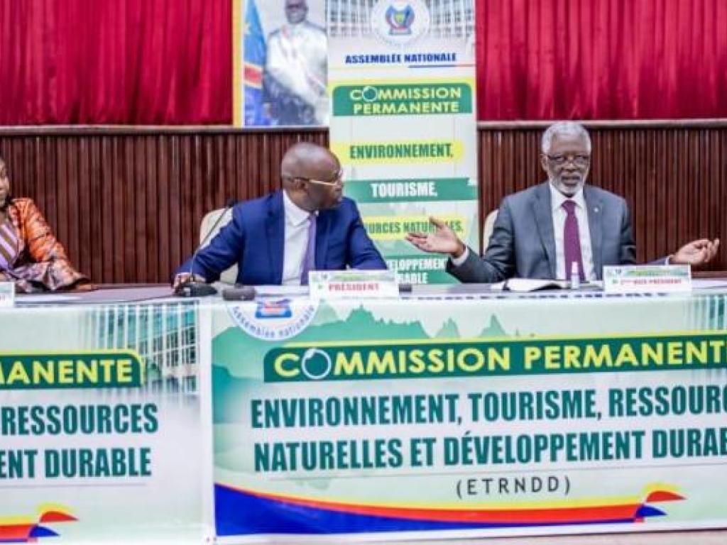 Une vue de l a commission permanente de l' environnement, tourisme et ressources naturelles