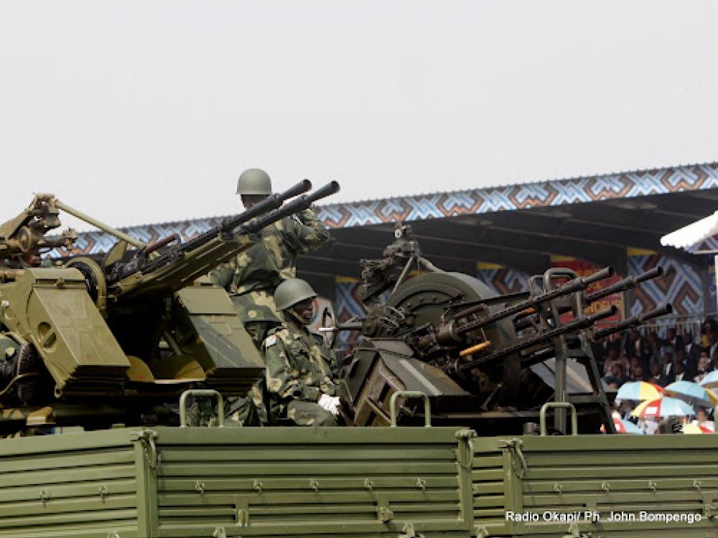 (Archives) Quelques armes lourdes de Fardc lors du défilé du 30 juin 2010 à Kinshasa. Radio Okapi/ Ph. John Bompengo