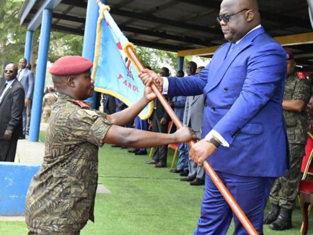 Le général -major Kabi Kiriza, reçoit l'étendard de commandement du président de la république Félix Tshisekedi le 07/10/2022. Présidence RDC
