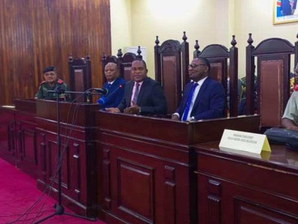 (Devant le micro) le président de la Cour constitutionnelle et président du Conseil supérieur de le magistrature (GSM), Dieudonné Kamuleta, entouré des membres de son bureau lors de la conférence de presse du mercredi 2 novembre 2022 sur la publication des résultats du concours de nouveaux magistrats.