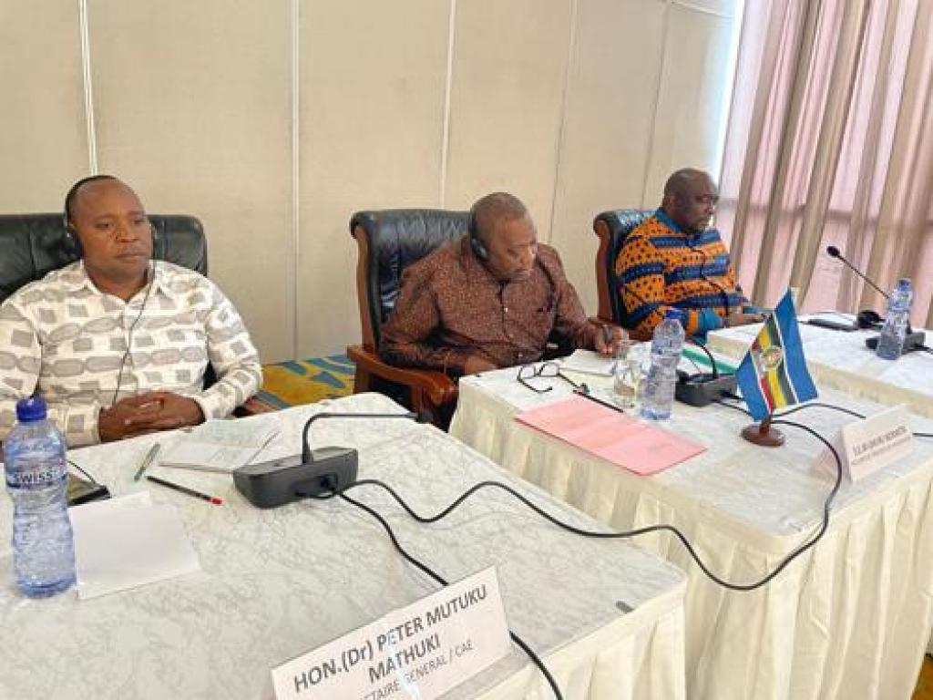 Uhuru Kenyatta, facilitateur de l'EAC du processus de Nairobi, accompagné du Professeur Serge Tshibangu à sa gauche et du docteur Peter Mupuku à droite. Kinshasa, le lundi 14 novembre 2022. Radio Okapi/Ph. Grace Amzati