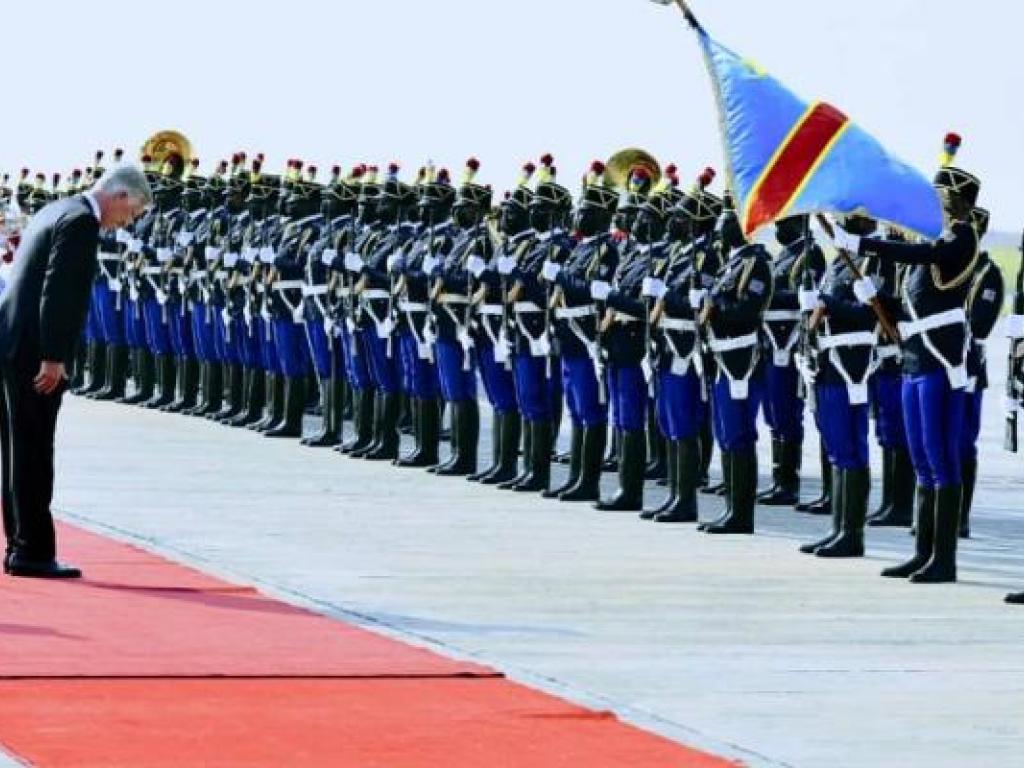 Le Roi Philippe de Belgique passant les troupes en revue lors de sa visiste en juin dernier au Congo. 