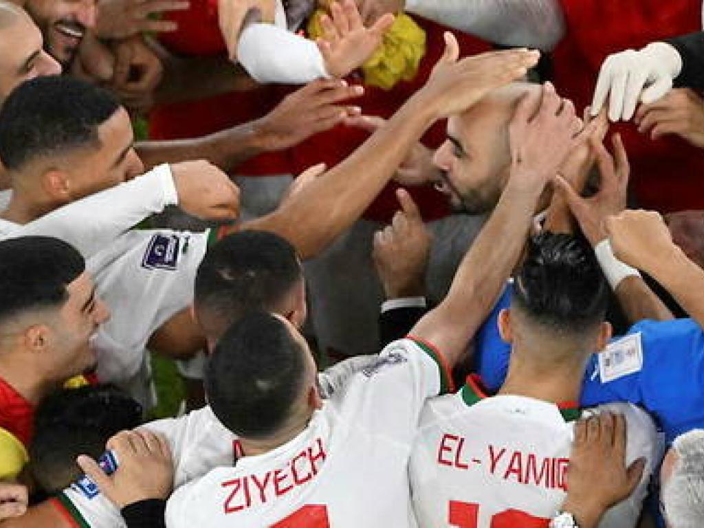 Les Lions du Maroc fetent ensemble cette qualification en 8 de finale avec leur selectionneur.  