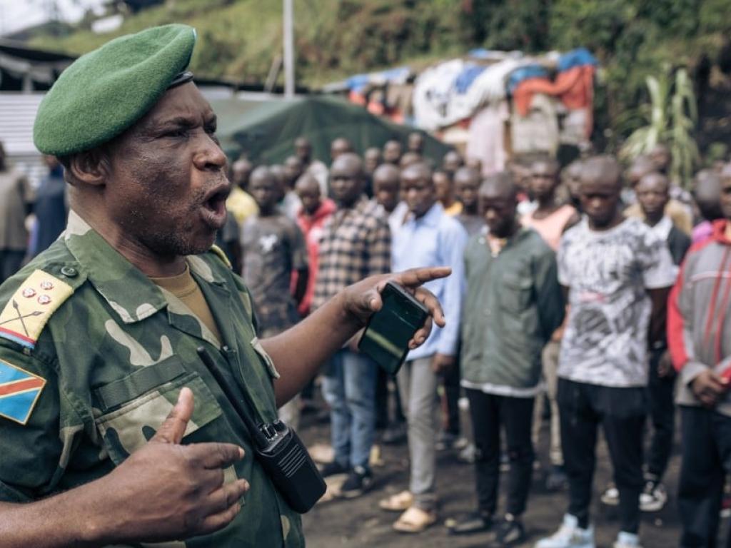 Un officier des FARDC lors d’une session d’enrôlement de volontaires dans le cadre de la lutte contre le M23, à Goma, le 7 novembre 2022. © ALEXIS HUGUET / AFP
