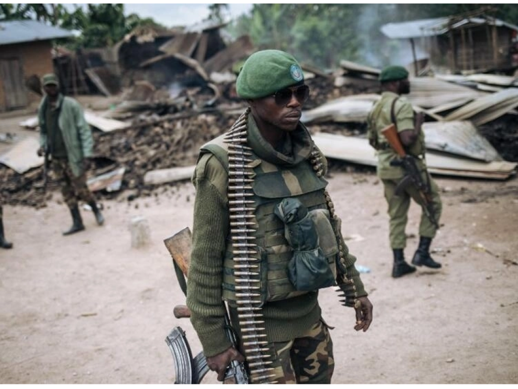Un membre des ADF dans le village de Manzalaho près de Béni en février 2020 (Image d'illustration). AFP - ALEXIS HUGUET
