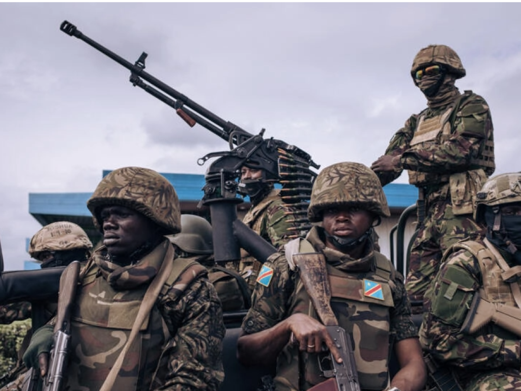 Une escorte de militaires kényans et congolais monte la garde à l'aéroport de Goma, dans l'est de la République démocratique du Congo, le 15 novembre 2022. AFP - ALEXIS HUGUET