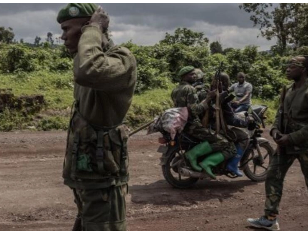 Des soldats de l'armée congolaise sur la route de Kibumba en juin 2022. AFP - GUERCHOM NDEBO