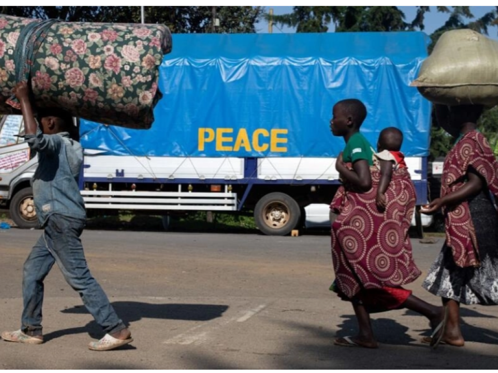 Un groupe de demandeurs d'asile de la République démocratique du Congo (RDC) au poste frontière de Bunagana en Ouganda, le 10 novembre 2021 à la suite d'un combat meurtrier entre les rebelles du M23 et les troupes de la RDC. (Illustration) AFP - BADRU KATUMBA