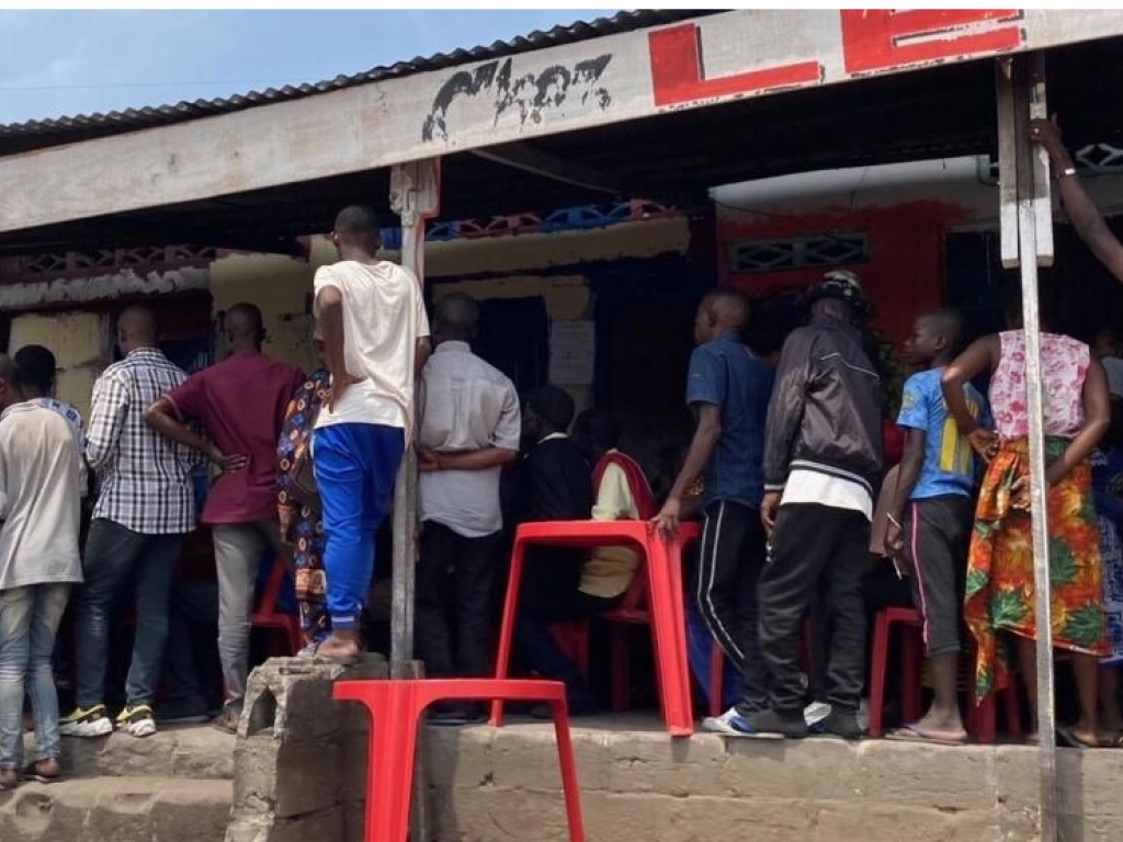 À Nsélé, au nord de Kinshasa, des déplacés de Kwamouth se sont réunis dans l’attente d’une distribution de vivres, en décembre 2022. © Paulina Zidi / RFI