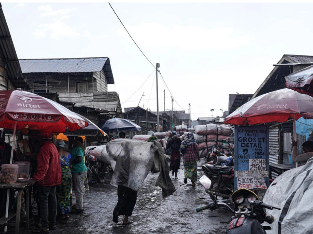 Un marché de la ville de Goma, dans l'est de la RDC, où de nombreux déplacés de la crise liée au M23 se sont réfugiés. AFP - GLODY MURHABAZI