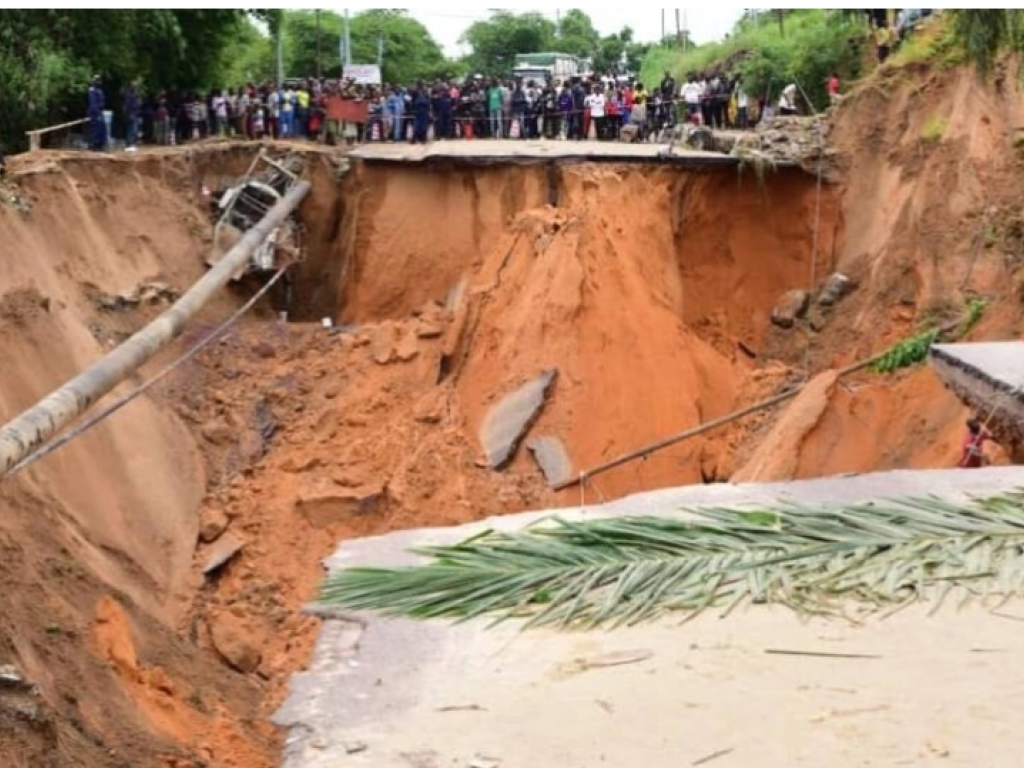 La route nationale 1 a été coupée par les inondations à Kinshasa. © Pascal Mulegwa / RFI