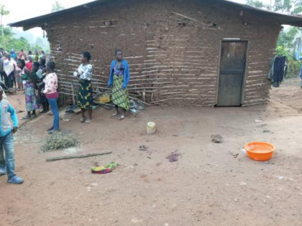 La population de la cellule Kitaghoma dans le quartier Rwangoma dans la ville de Beni se ressemble au lieu où des civils ont été tués par les présumés ADF le 13/07/2022. Ph Marc Maro Fimbo Radio Okapi