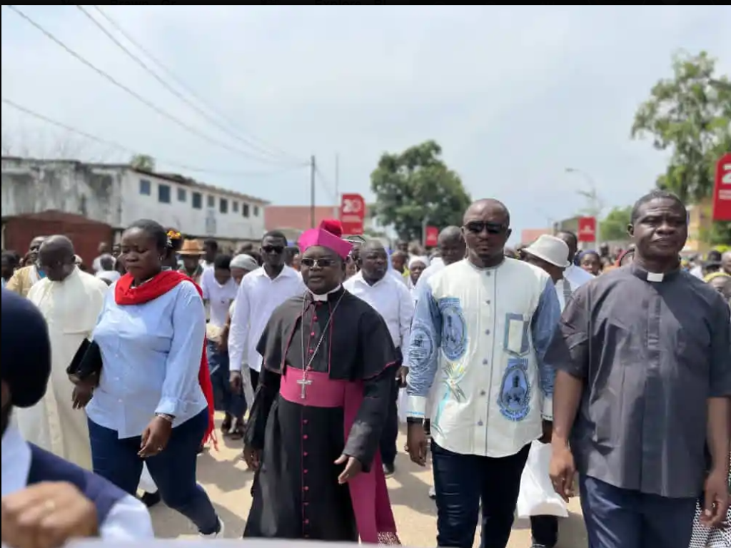 Mgr Utembi en tete de la marche organisee par la Cenco