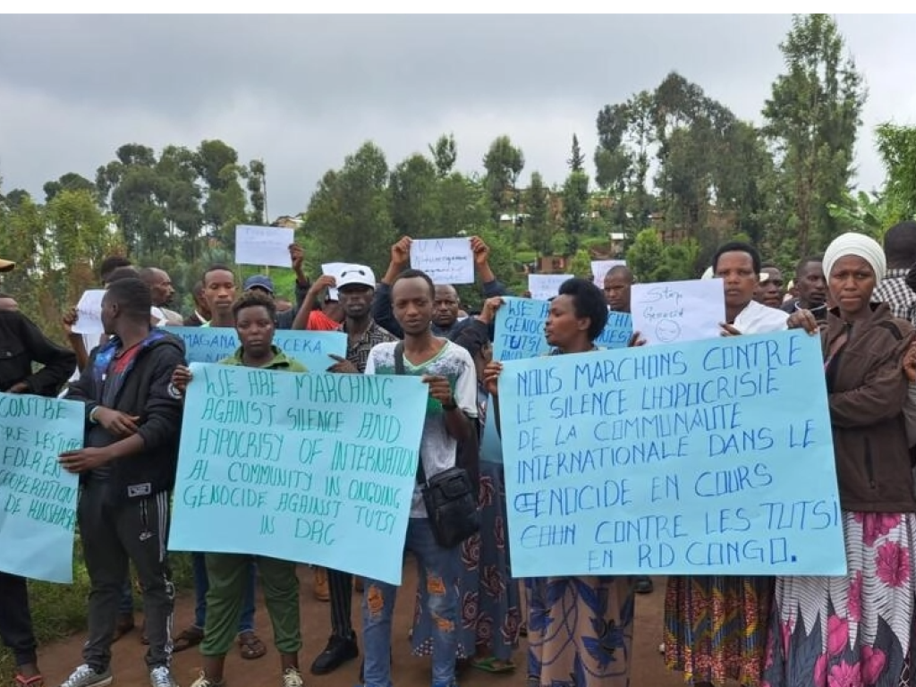 Des réfugiés congolais rwandophones manifestent contre les violences à l’est de la RDC et demandent le droit de retourner, en toute sécurité, dans leur pays, le 12/12/2022. © Lucie Mouillaud/RFI