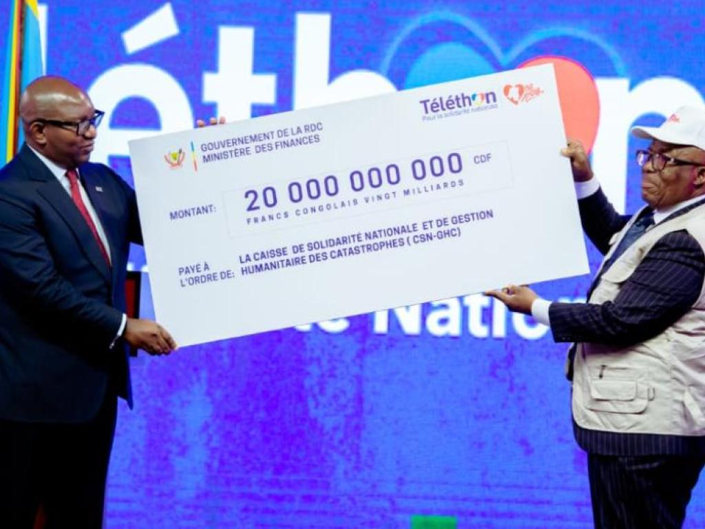 Le Premier Ministre à remis ce chèque entre les mains du ministre des Affaires sociales