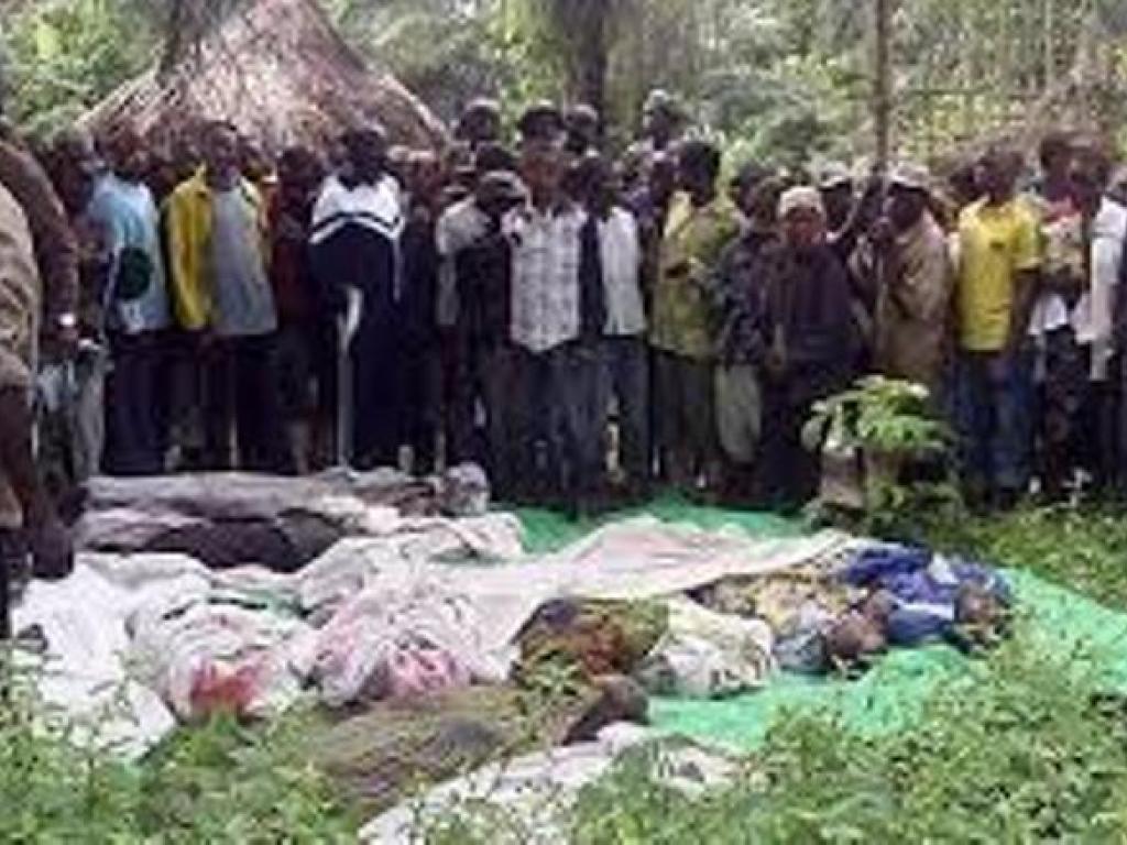 Des corps etendus dans un village dans le Kivu