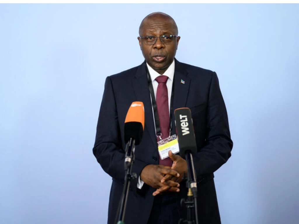 Christian Mwando Nsimba Kabulo, qui occupait jusque-là le poste de ministre du Plan, a démissionné pour rester fidèle à sa famille politique, celle de Moïse Katumbi. Ici, lors d'une visite à Berlin le 24 juin 2022. © Bernd von Jutrczenka / AFP