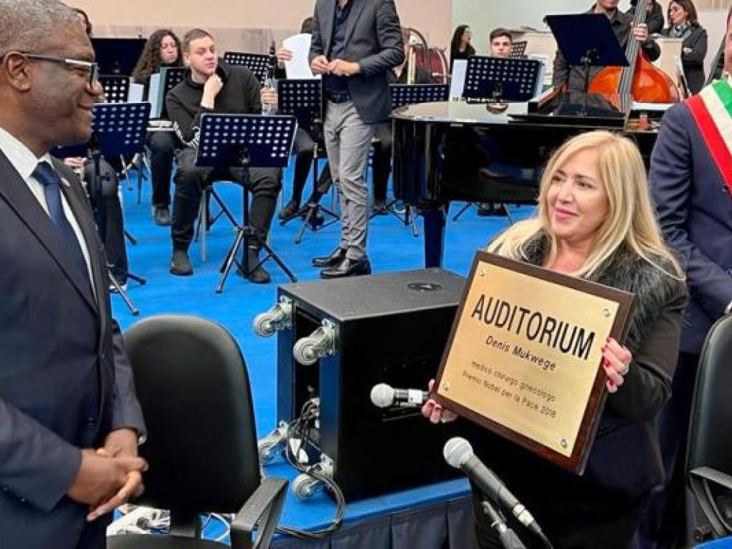 Dr Denis Mukwege se faisant presenter une plaquette d'un auditorium portant son nom a Sant'Antimo en Italie.