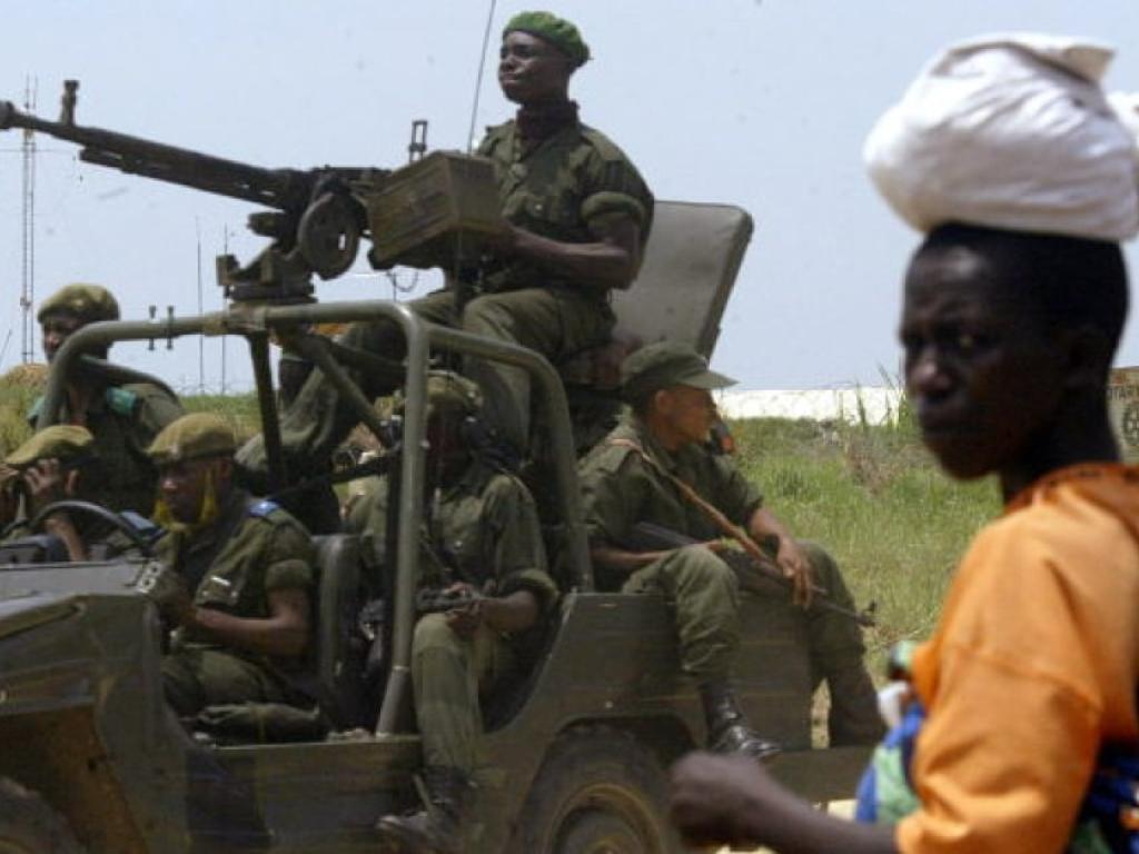 Des soldats des FARDC patrouillent dans la région de Bunia, en Ituri, en 2005 (archives). © Simon Maina / AFP