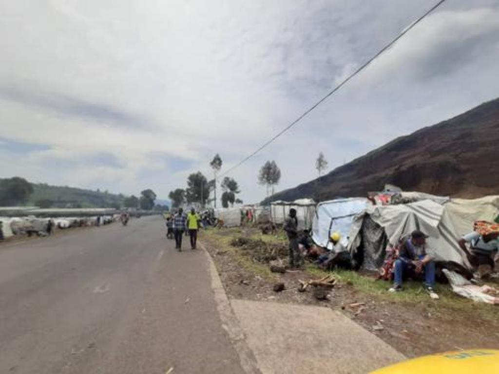 Une vue d'un de site des déplacés de Rutshuru installé le long de la route à Kanyaruchinya, dans le territoire de Nyiragongo. Nord-Kivu, le samedi 5 novembre 2022. Radio Okapi.Ph/ Sifa Maguru