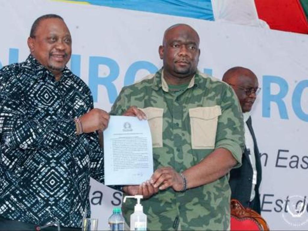 Le facilitateur Uhuru Kenyatta et le mandataire spécial du chef de l'État, le professeur Serge Tshibangu tenant le communiqué final des assises de Nairobi 3. Le 06 décembre 2022. Ph/ Cellule de Communication Présidence