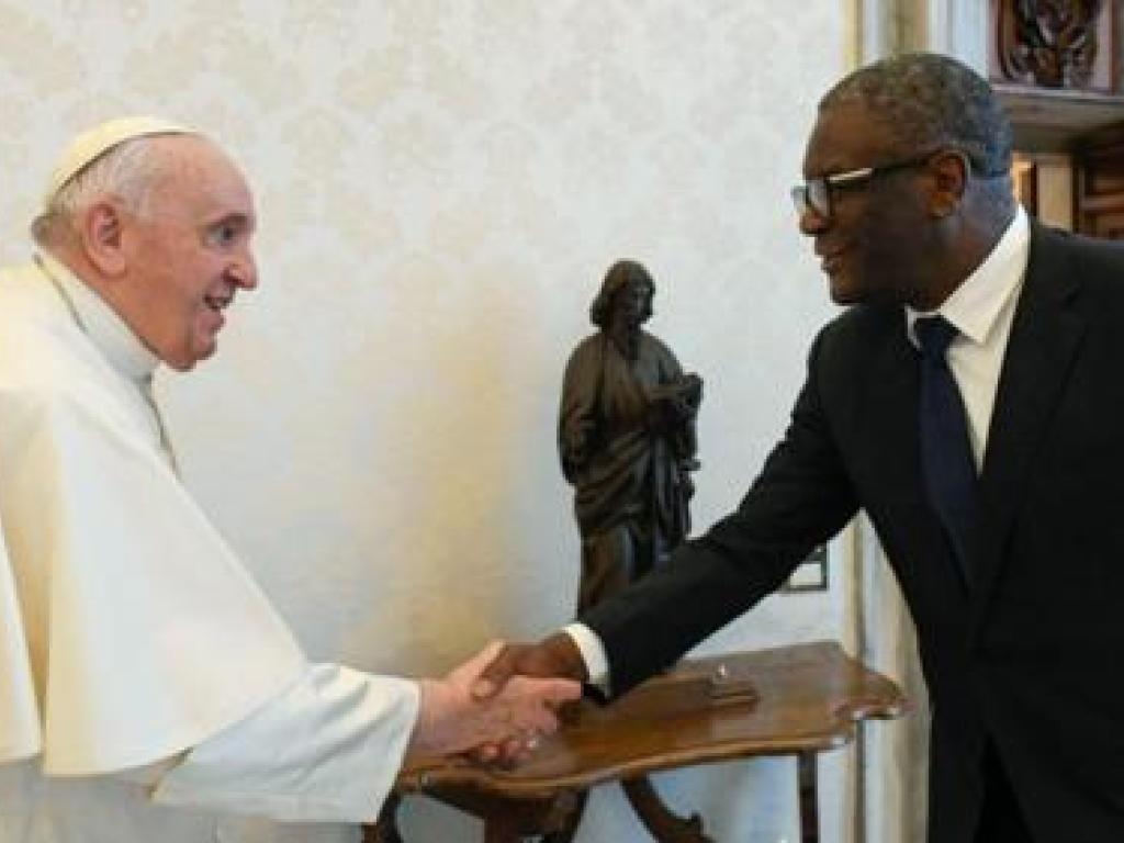 Denis Mukwege saluant le Pape François vendredi 9 décembre au Vatican. Photo/Vaticannews