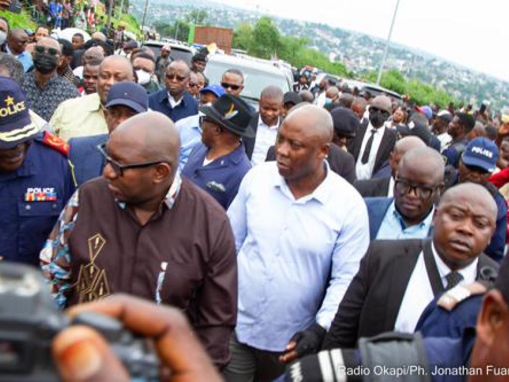 Le premier ministre Jean-Michel Sama Lukonde accompagné des quelques membres de son gouvernement ainsi que le gouverneur de la ville de Kinshasa venus faire le constat sur le ravin causé par la pluie à Mont-Ngafula. Kinshasa 13 décembre 2022. Radio Okapi.Ph/ Jonathan Fuanani