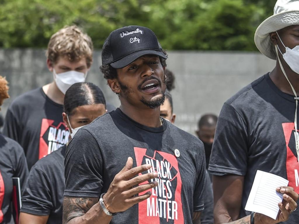Bradley Beal, des Washington Wizards, lors du Juneteenth, la commémoration de la fin de l’esclavage, devant le mémorial Martin Luther King Jr. à Washington, DC, le 19 juin 2020. © Andrew CABALLERO-REYNOLDS / AFP