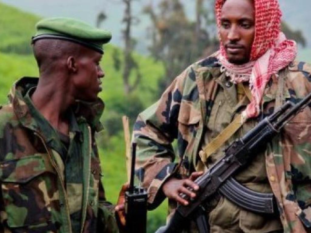 Deux combattants du M23  apercus sur les collines du Kivu