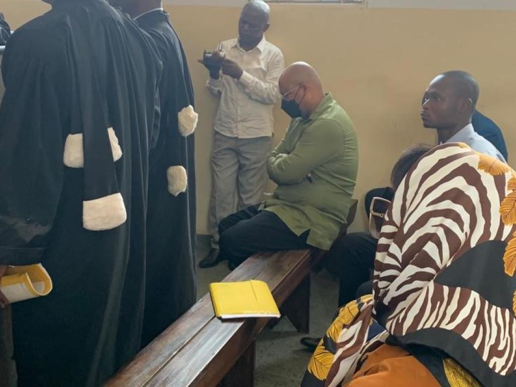 Vidiye Tshimanga (chemise verte) lors d' une audience au tribunal de paix a Kinshasa-Gombe 