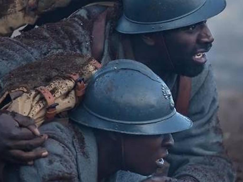 Le film raconte l'histoire du jeune Thierno, recrute de force dans un petit village senegalais par l'armee francaise en 1917, et de son pere qui s'enrole volontairement pour veiller sur lui. Le film raconte l'histoire du jeune Thierno, recruté de force dans un petit village sénégalais par l'armée française en 1917, et de son père qui s'enrôle volontairement pour veiller sur lui. © Marie-Clémence David 2022 - Unité - Korokoro - Gaumont - France 3 Cinéma - Mille Soleils - Sypossible Africa