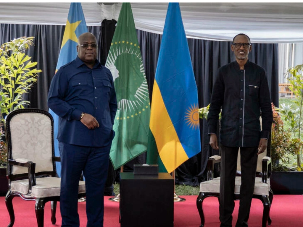Le président rwandais Paul Kagamé (à droite) et le président congolais Félix Tshisekedi (à gauche), à Rubavu, au Rwanda, le 25 juin 2021. © AFP - SIMON WOHLFAHRT