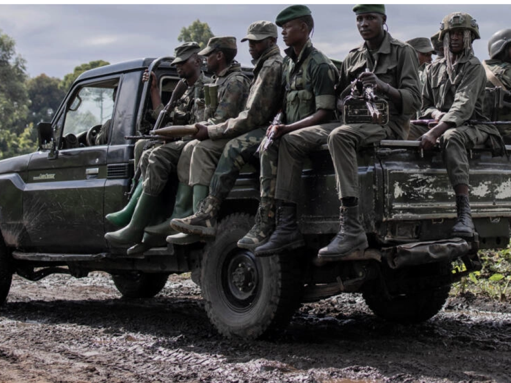 Des soldats du M23 quittent le camp de Rumangabo, après la rencontre entre des responsables de l'EACRF et des rebelles du M23 lors de la cérémonie de passation de pouvoir au camp de Rumangabo, dans l'est de la République démocratique du Congo, le 6 janvier 2023. AFP - GUERCHOM NDEBO