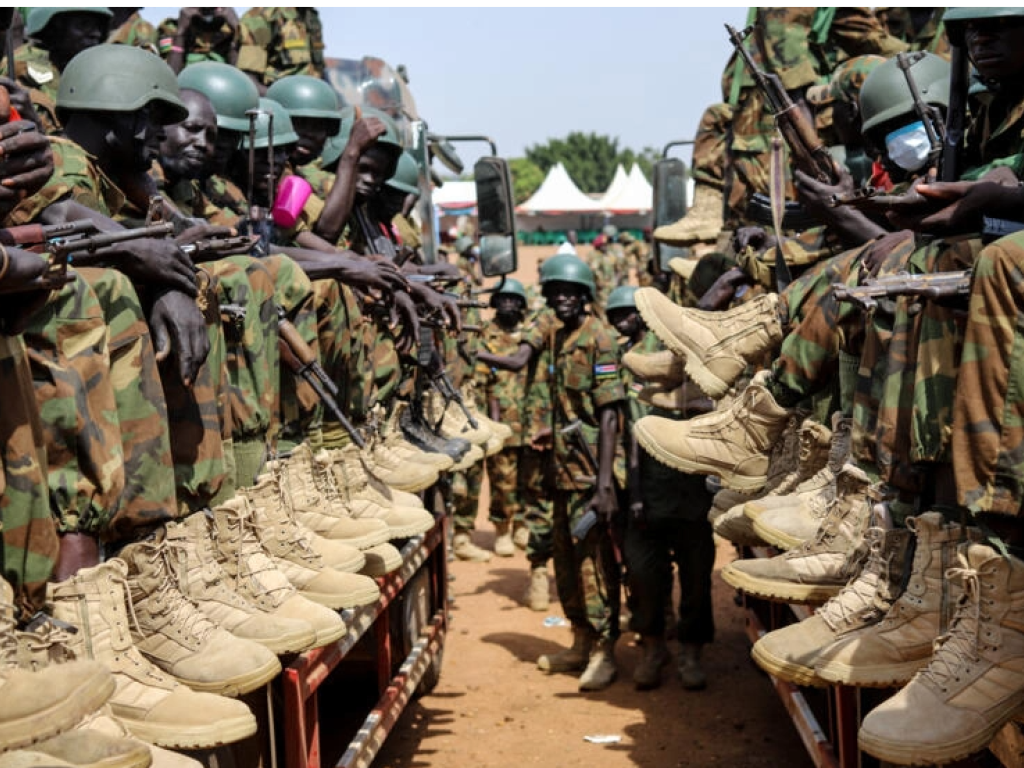 Des soldats des Forces de défense du peuple du Soudan du Sud (SSPDF) se préparent à être déployés en RDC après leur cérémonie de départ au quartier général de la SSPDF à Juba le 28 décembre 2022. AFP - SAMIR BOL