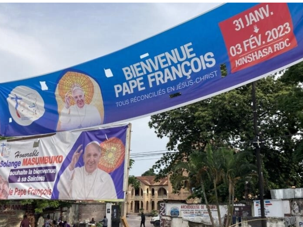 Des banderoles de bienvenue au pape François, qui arrive ce mardi 31 janvier 2023 à Kinshasa. © RFI/Véronique Gaymard
