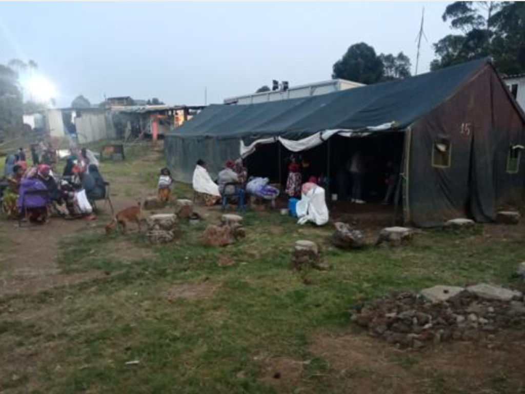 Des habitants de Kitshanga, dans la chefferie de Bashali, territoire de Masisi (Nord-Kivu), réfugiés devant la base des casques bleus de la MONUSCO après la prise de la cité par la rébellion du M23. Jeudi 26 janvier 2023. Ph. Kitshanga Muhindo Mbesta.