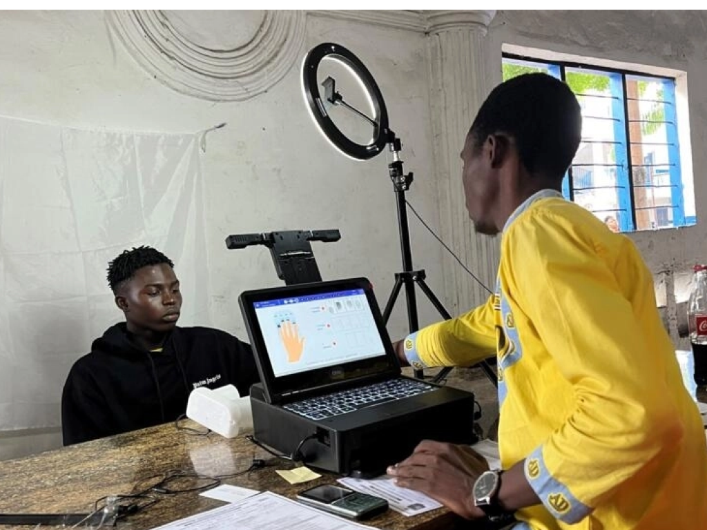 Un jeune électeur s'enrôle aux dernières heures avant l'annonce du prolongement de l'opération, à Kinshasa, le 22 janvier 2023. © Pascal Mulegwa / RFI