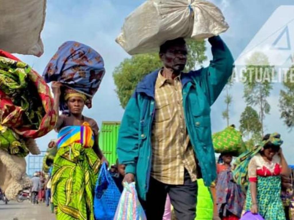 Des déplacés vident le site de Kanyaruchinya pour se diriger vers Goma