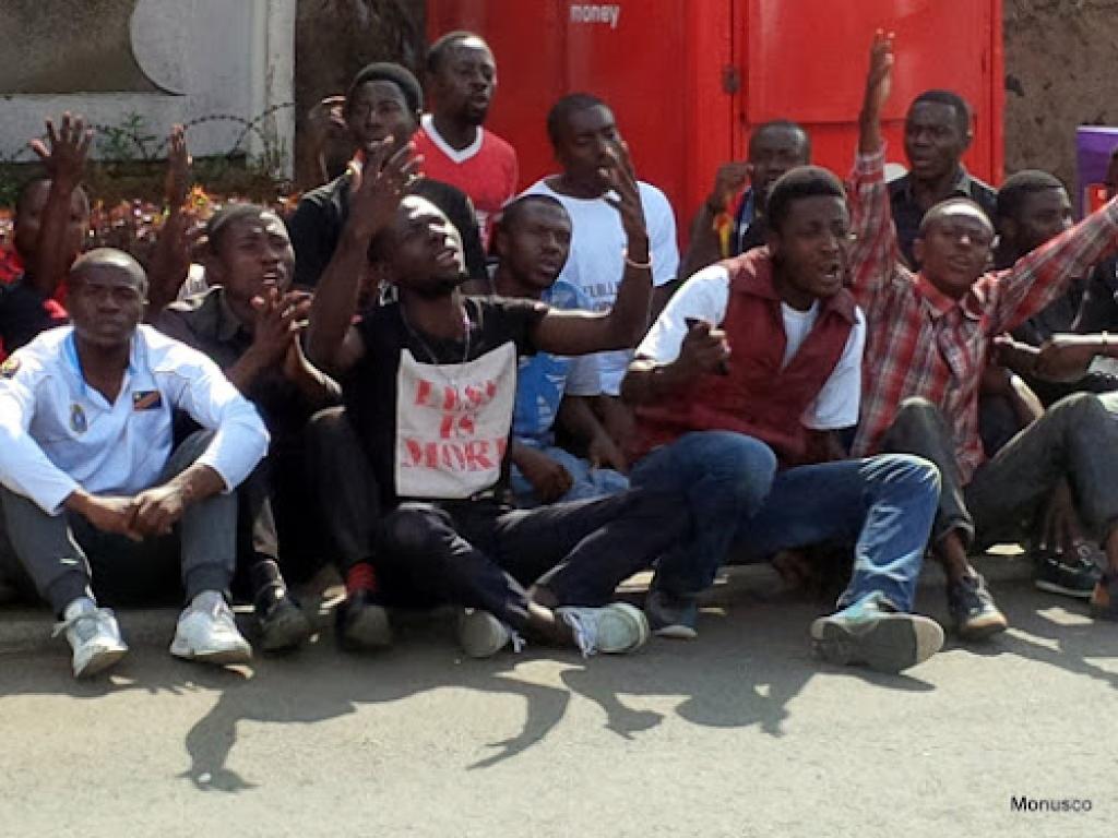 Des militants du Mouvement citoyen Lutte pour le changement (LUCHA) lors d’un sit-in devant le Quartier général de la Monusco à Goma (Nord-Kivu) contre les massacres de Beni. Samedi 14 mai 2016. Photo Monusco/Toussnel Chery.