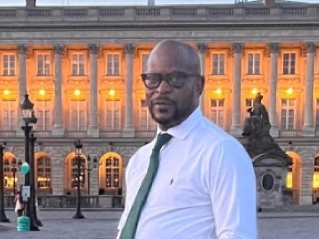 Léon-Éric Kabambi , consultant international en développement . 