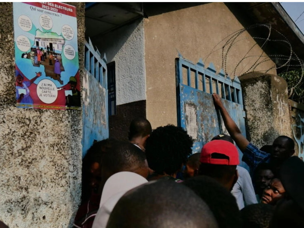 À Mavuno, les électeurs se bousculent pour obtenir leur carte d'électeur, précieux document d'identité en RDC. © Coralie Pierret/RFI