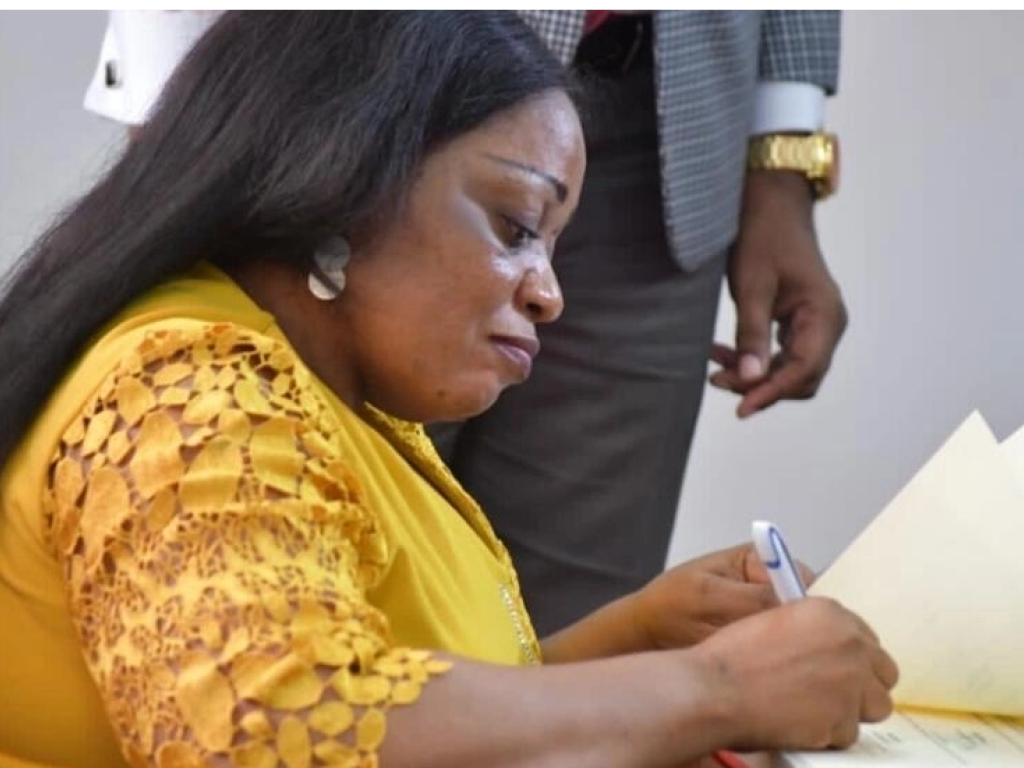 Irène Isambo est la tout première ministre en charge des Personnes vivant avec un handicap en RDC. Ici lors de la signature de l’arrêté par le vice-premier ministre de la Fonction publique. © RFI/Pascal Mulegwa