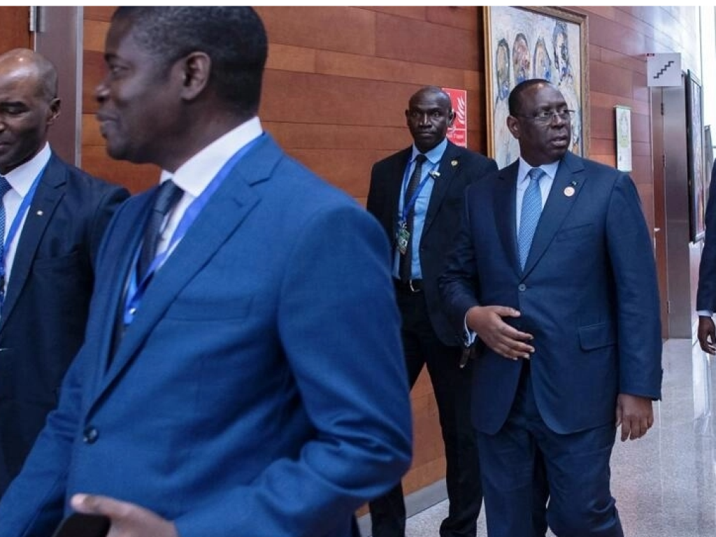 Plusieurs dirigeants africains, dont le président sortant de l'Union africaine Macky Sall du Sénégal (deuxième en partant de la droite), arrivant au siège de l'organisation pour le deuxième jour du 36e sommet. AFP - TONY KARUMBA