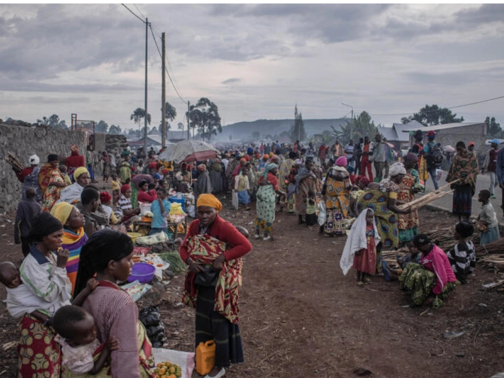Des rescapés du drame de Kishishe à Kanyaruchinya, près de Goma, le 5 décembre 2022. AFP - GUERCHOM NDEBO