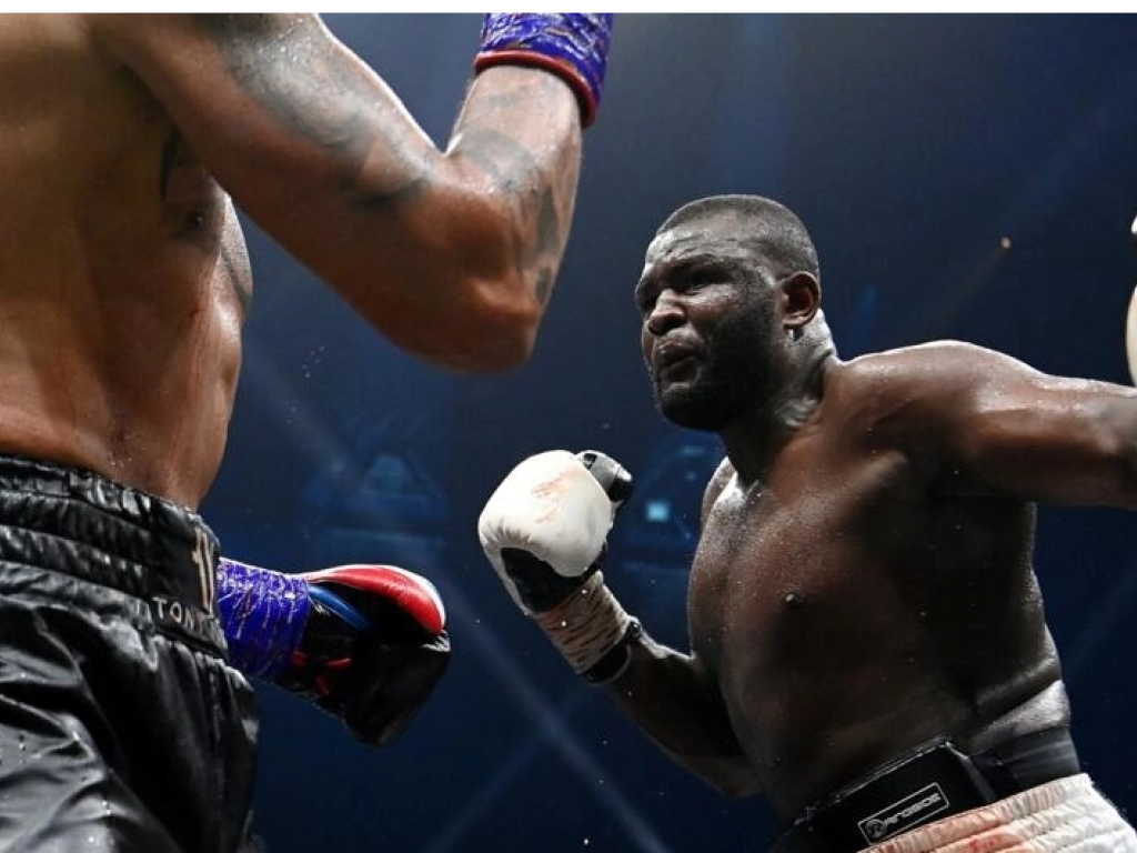 Le boxeur congolais Martin Bakole lors de sa victoire face au Français Tony Yoka, le 14 mai 2022 à Paris. AFP - FRANCK FIFE