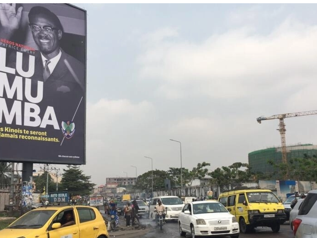 Des affiches géantes de Lumumba dans les rues de Kinshasa. (Juin 2022) © Paulina Zidi